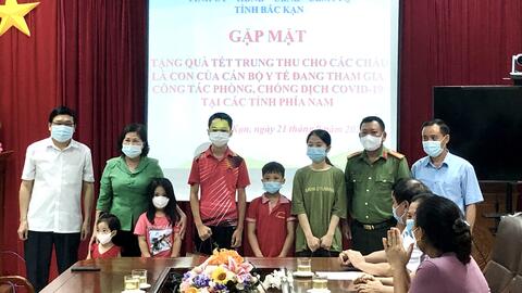 Lãnh đạo tỉnh tặng quà Trung thu cho con của cán bộ y tế đang tham gia chống dịch
