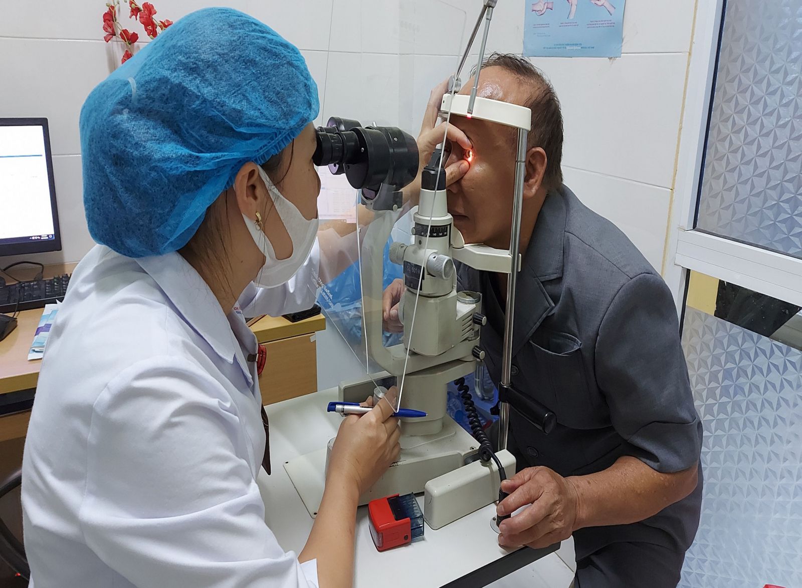  Khám sàng lọc mắt cho người bệnh tại Bệnh Viện đa khoa tỉnh Bắc Kạn